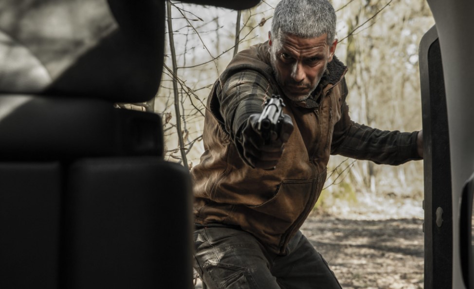 Said owns a sawmill deep in the forest, and in order to give his 18-year-old daughter Sarah a better future, he decided to sell the sawmill. Earth and Blood (Netflix): a successful thriller available for streaming from April 17, 2020.