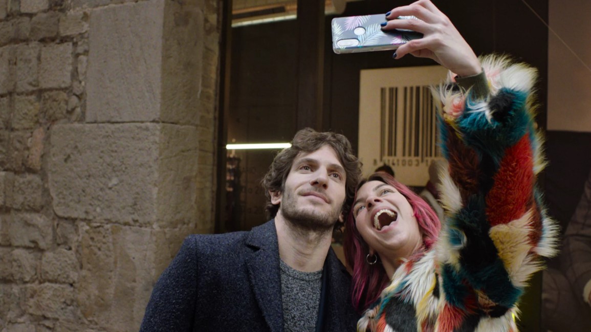 Quim Gutiérrez and Natalia Tena star in the romantic comedy TE QUIERO IMBÉCIL, along with Alfonso Bassave, Alba Ribas and Patricia Vico, with the special collaboration of Ernesto Alterio. Directed by Laura Mañá, it will be released in theaters on May 15 on Netflix.