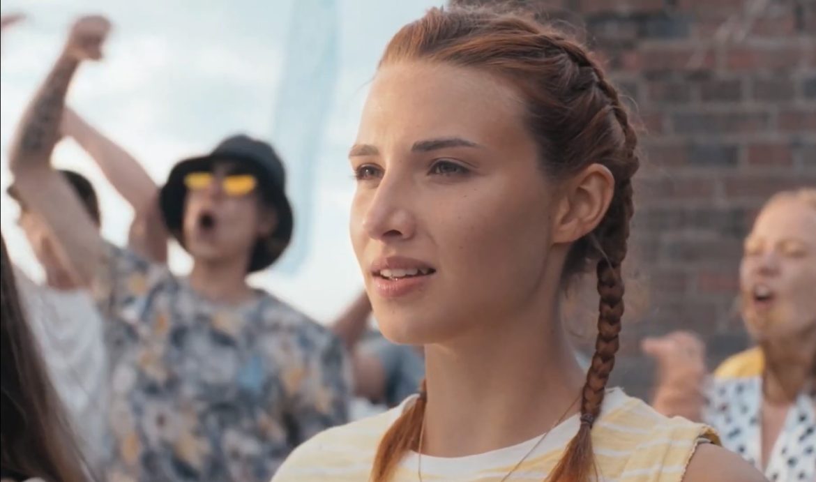 Pod wiatr Aka Into the Wind (2022) Cast, Release Date, Plot, Trailer